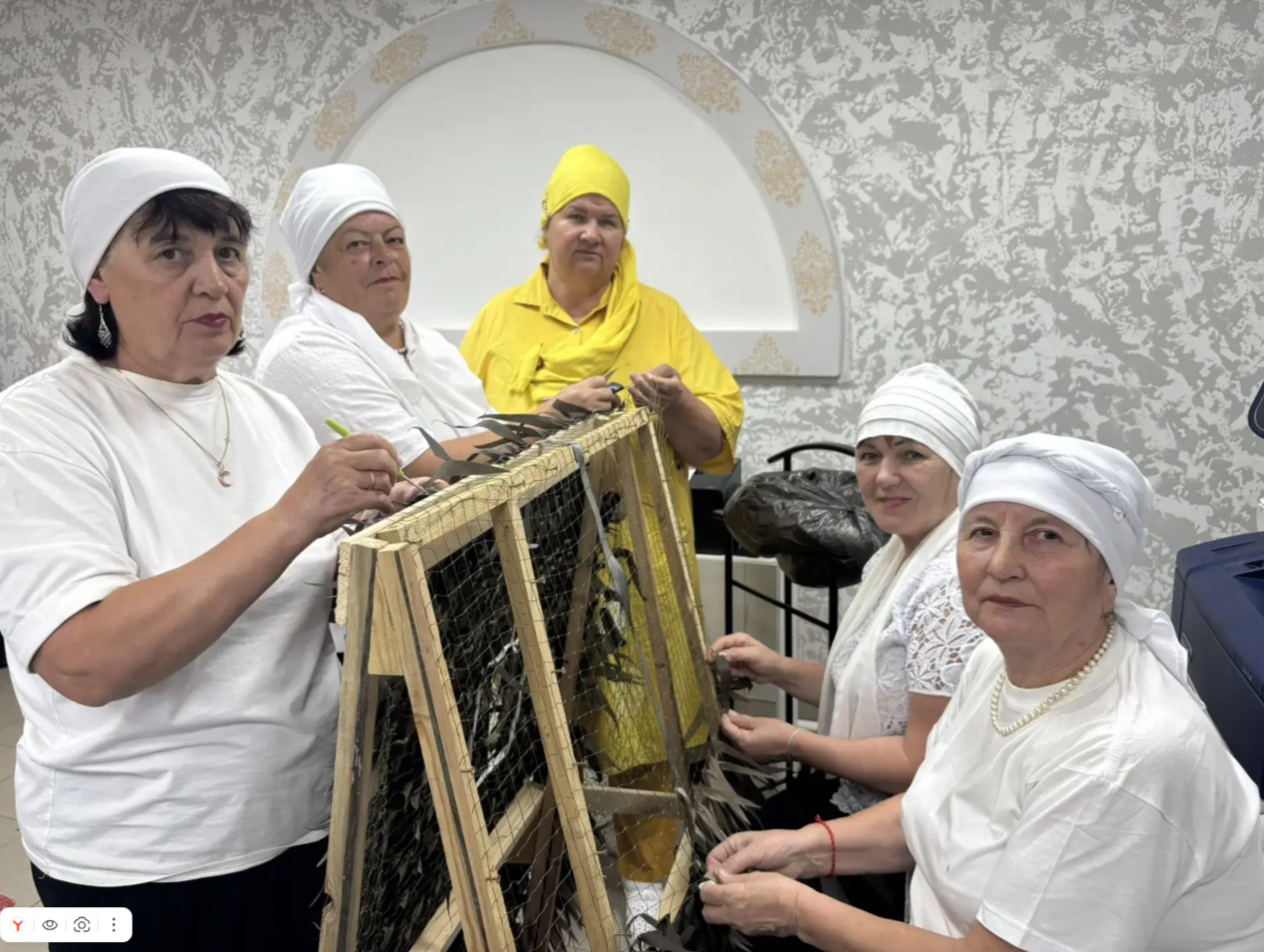 Волонтеры привязывают ленты