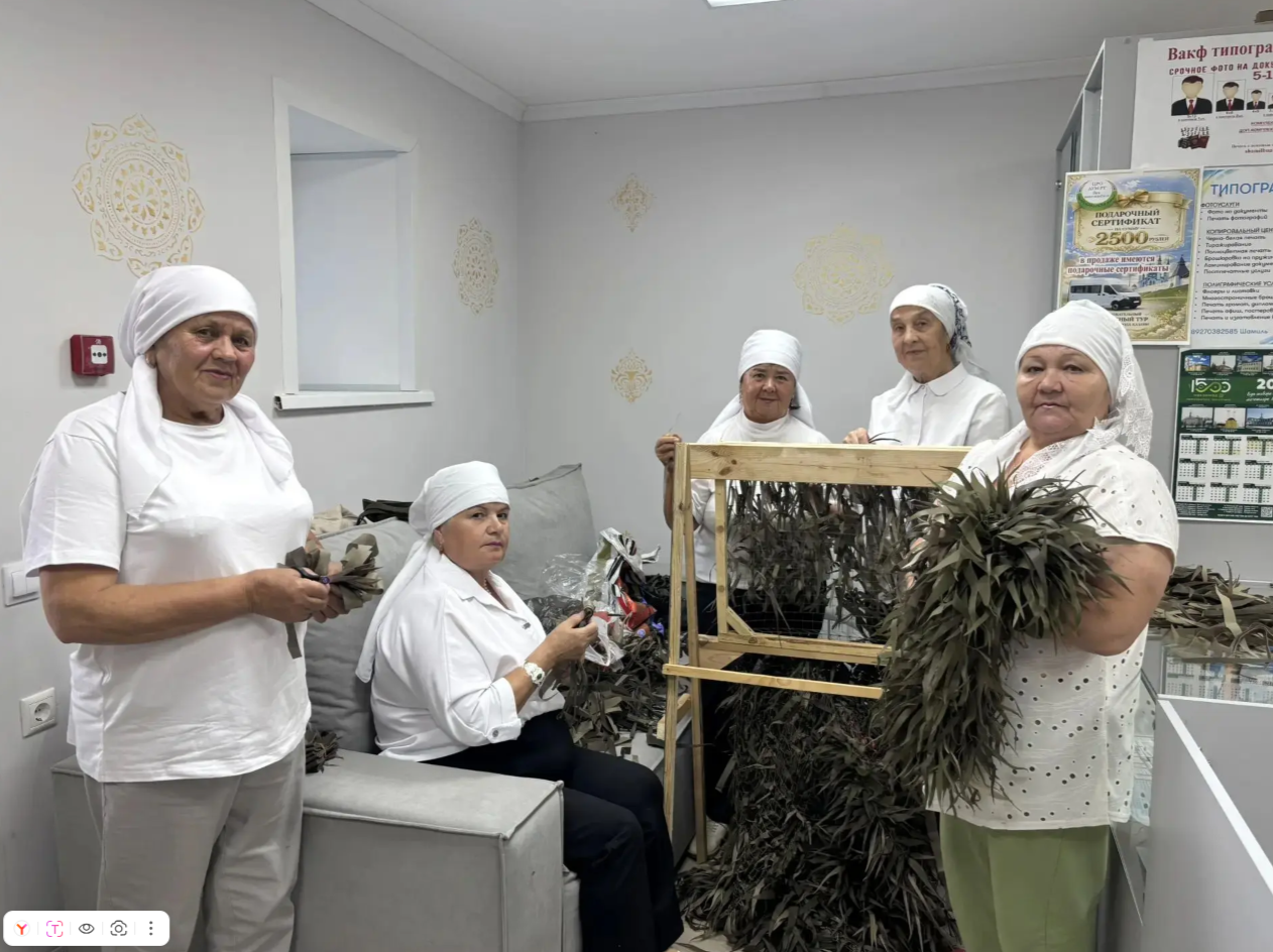 Волонтеры плотно закрепляют ленты на сетке