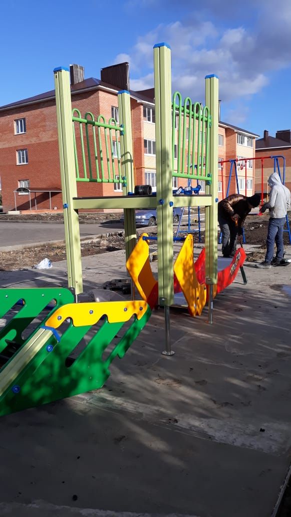 Ребятишки будут рады: в Буинске оборудуют новую детскую площадку (фоторепортаж)