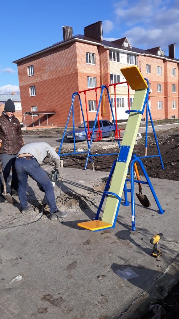 Ребятишки будут рады: в Буинске оборудуют новую детскую площадку (фоторепортаж)