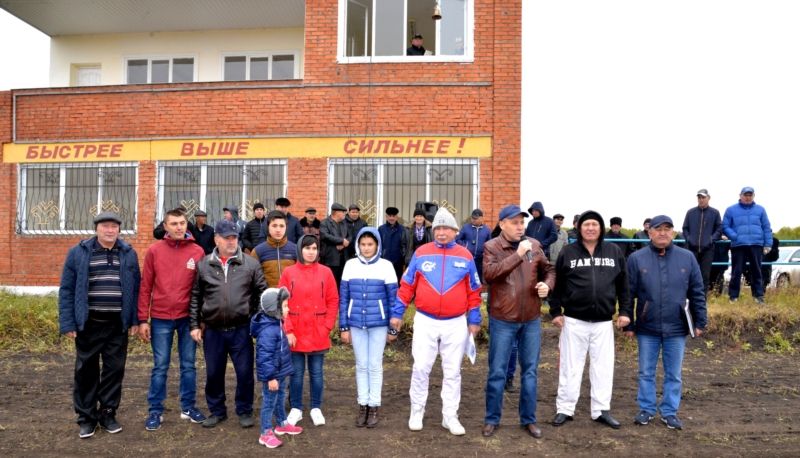 Диля Галимзянова из села Нурвахитово Буинского района  организовала скачки в память об отце