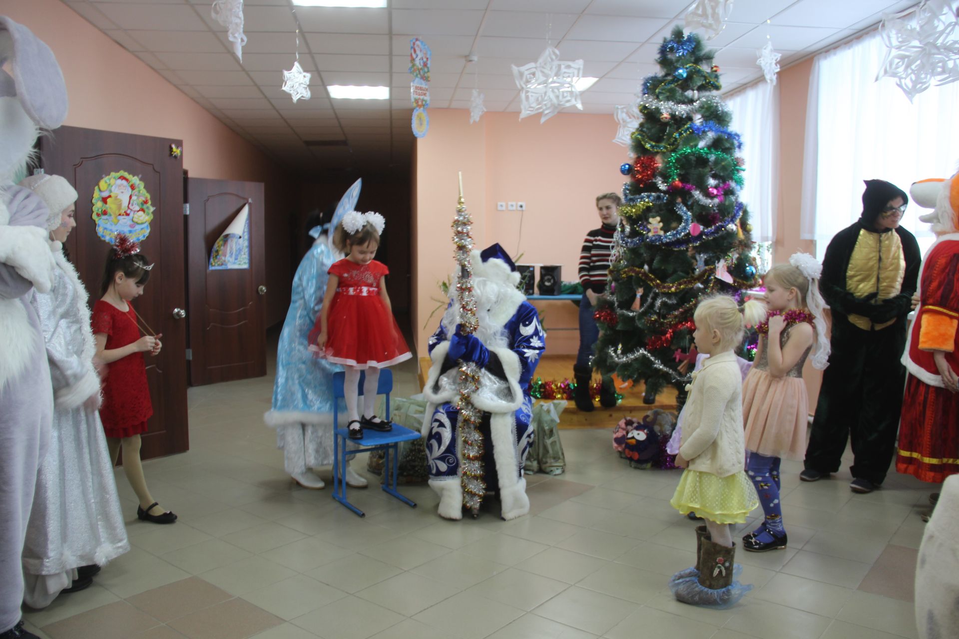Буинский полицейский Дед Мороз раздавал подарки (фоторепортаж)