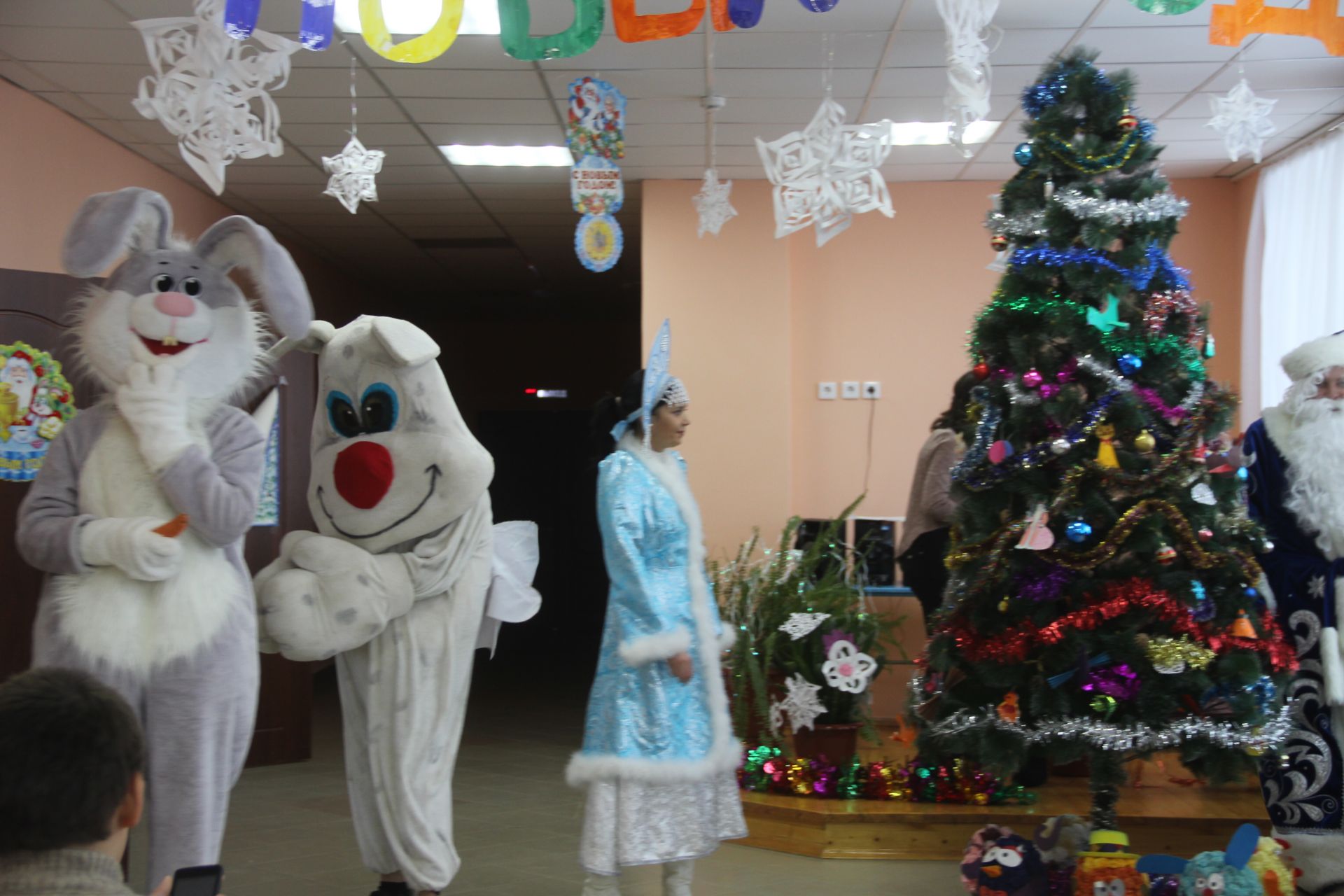 Буинский полицейский Дед Мороз раздавал подарки (фоторепортаж)