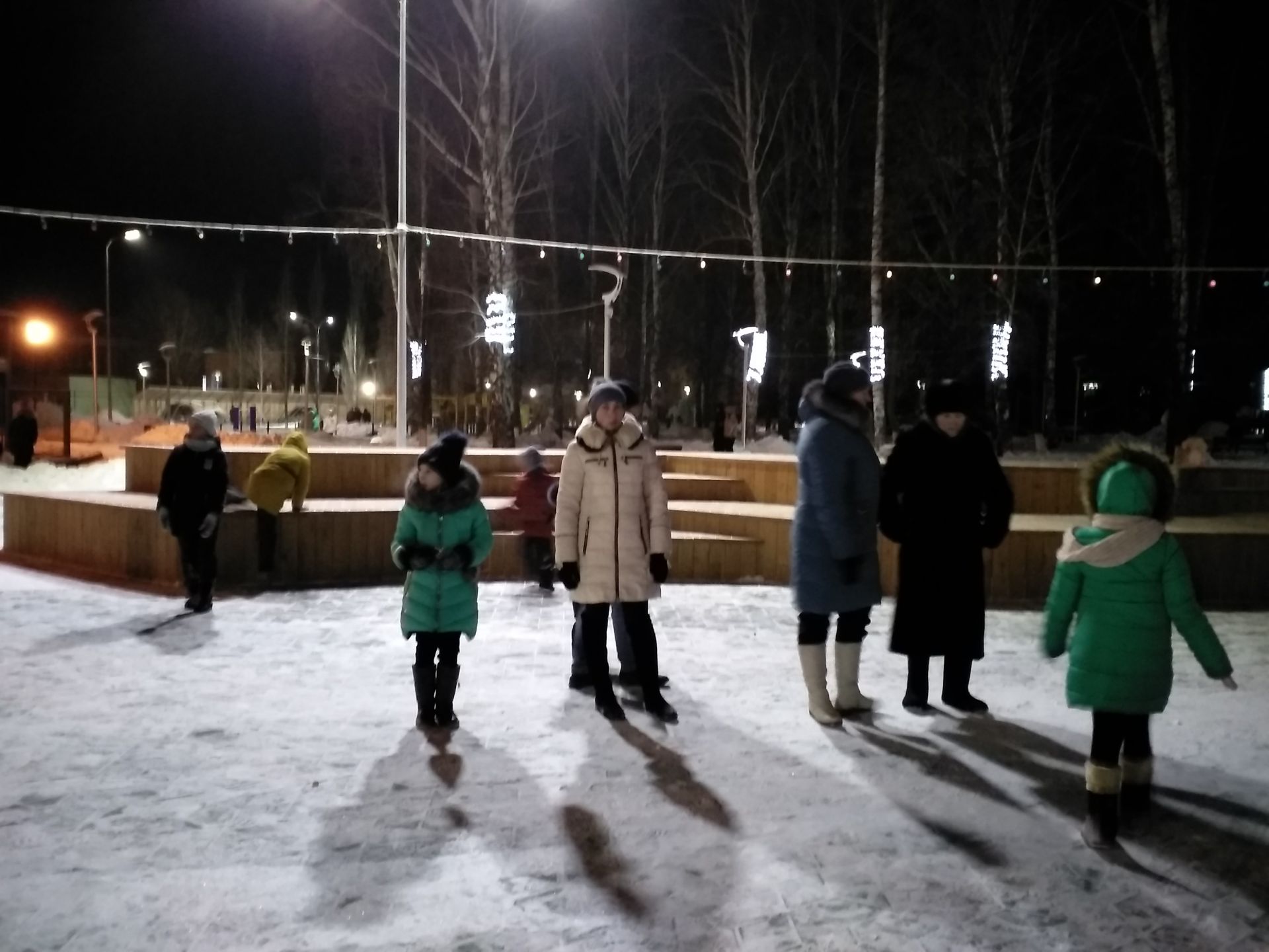 Сегодня вечером буинцы собрались возле ёлки в Молодежном парке (фоторепортаж)