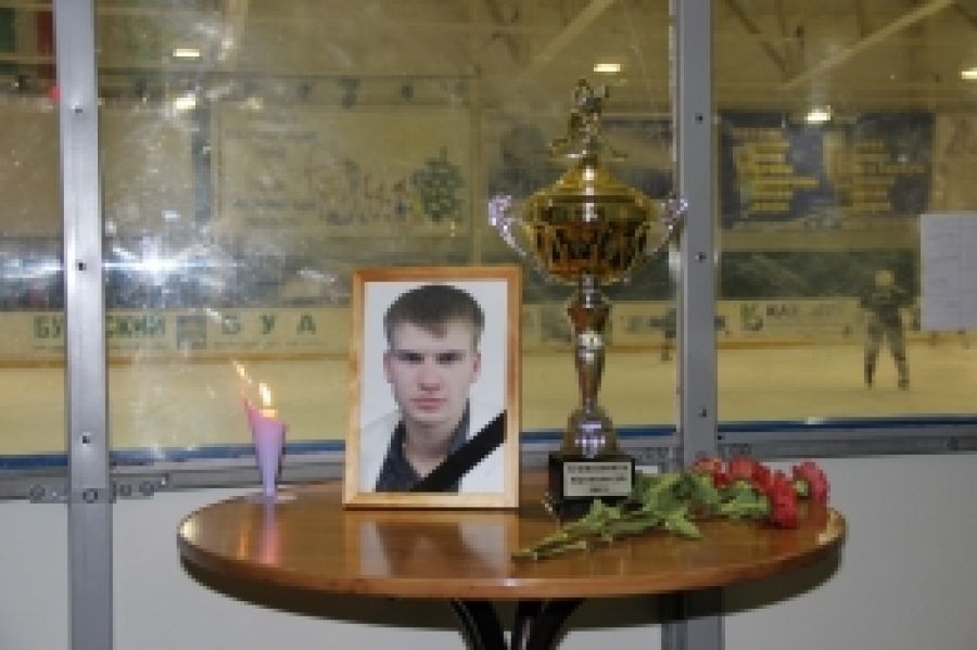 В память о  Дмитрие Киренкове друзья провели в спортивной школе "Арктика" турнир по хоккею (фоторепортаж)