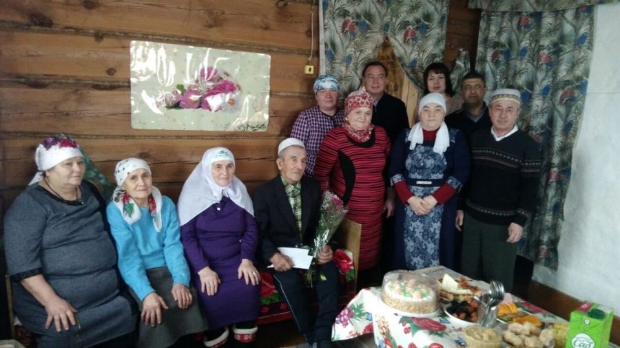 В Буинске 90-летний юбиляр встретил руководство района песней (ФОТО-ВИДЕО)