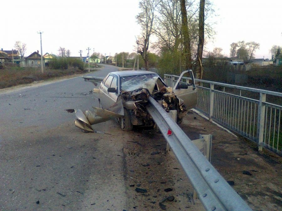 Страшная авария в Татарстане: автомобиль влетел в дорожное ограждение +фото