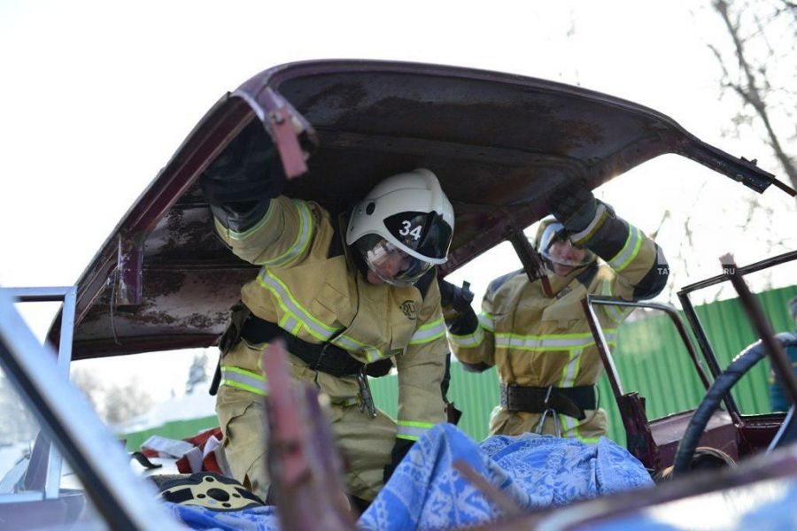 13 команд спасателей, в том числе и буинские, доставали пострадавших из разбитого авто