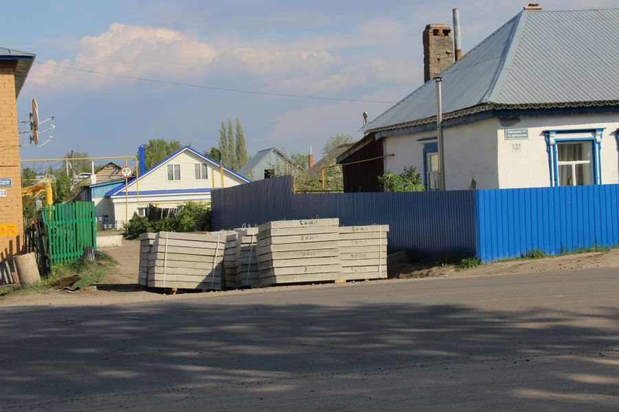 На улице Ефремова, разобрав заборы, прокладывают тротуары