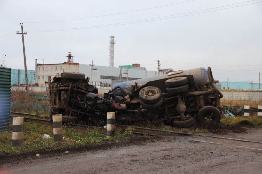 Два часа назад в Буинске столкнулись локомотив и «КамАЗ» (фоторепортаж)