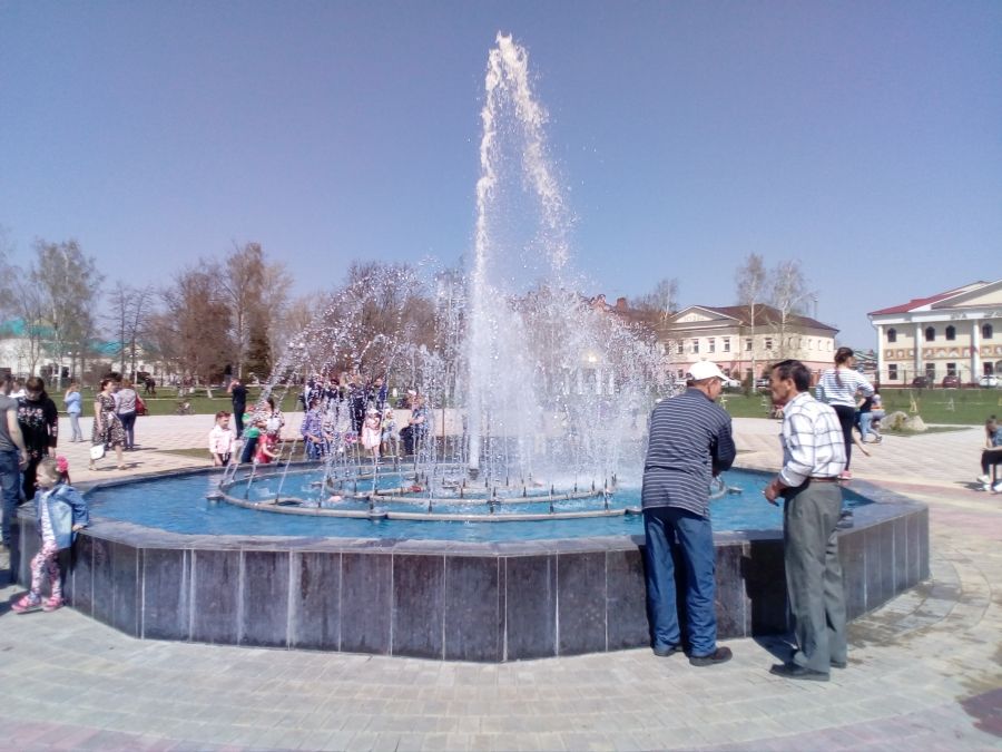 Сегодня в Буинске по случаю праздника  Весны и Труда заработал фонтан (фоторепортаж)