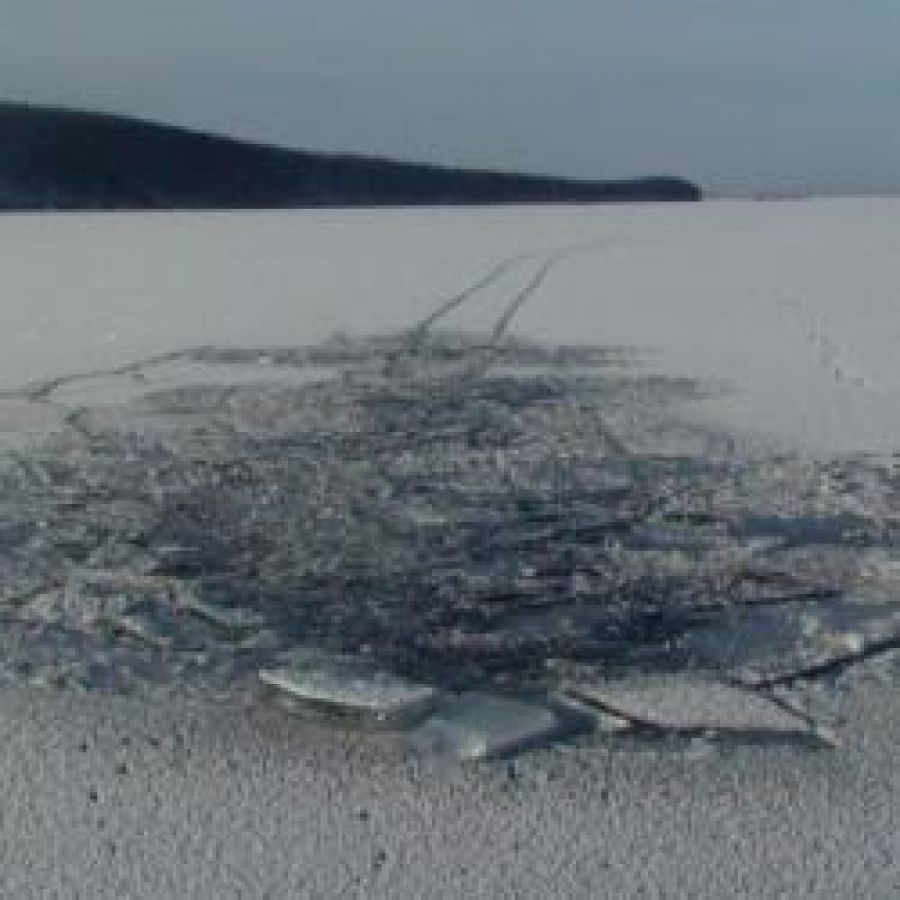 Спасатели вытащили провалившийся под лед Волги трактор