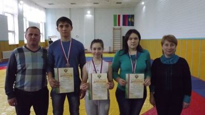 Буинские юноши и девушки по борьбе на поясах заняли призовые места первенстве России