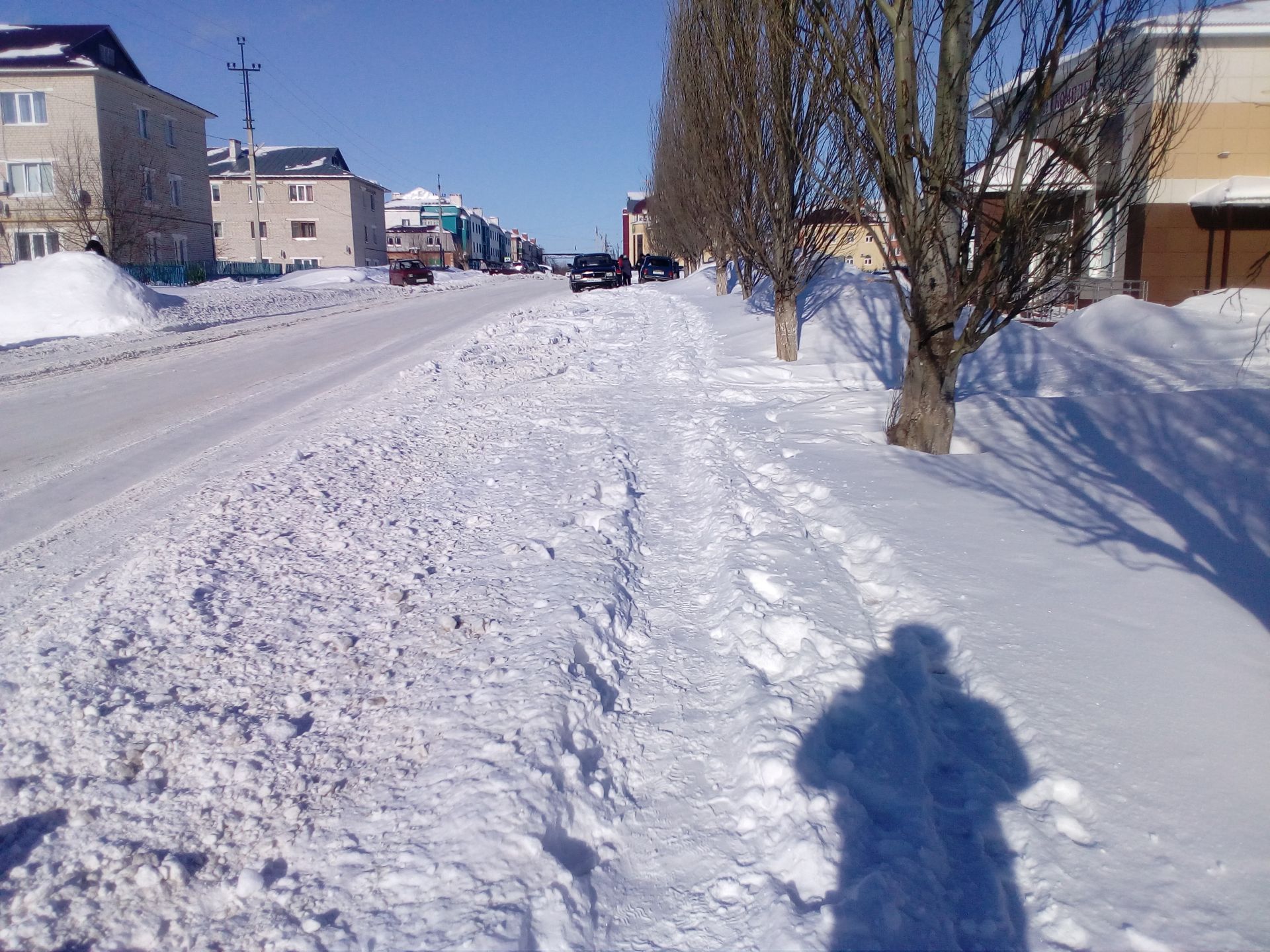 Буинцы, не жалуйтесь! И тротуары, и дворы от снега очищаются (+ фото)
