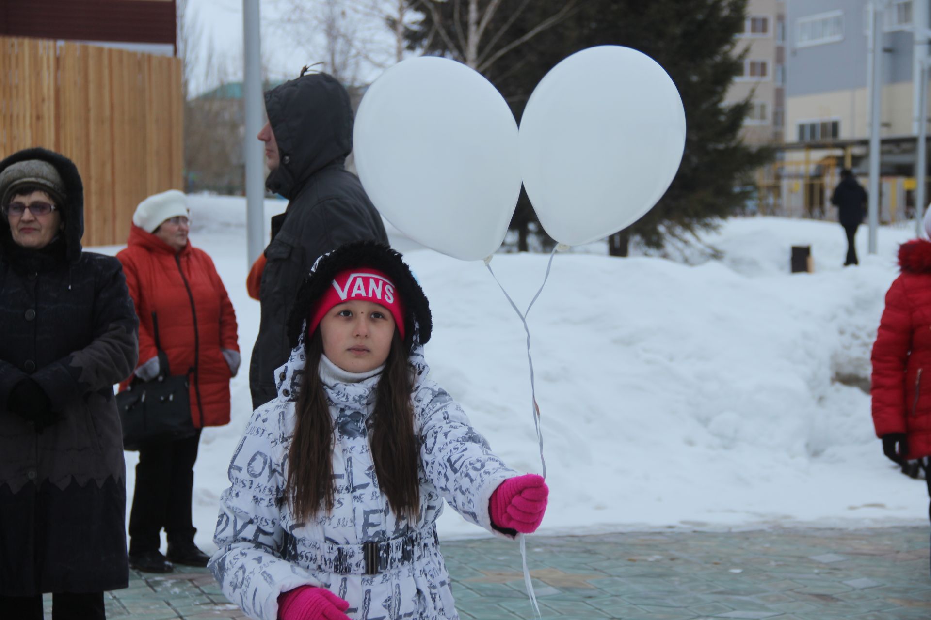 Над Буинском белые шары: Кемерово, мы с тобой!