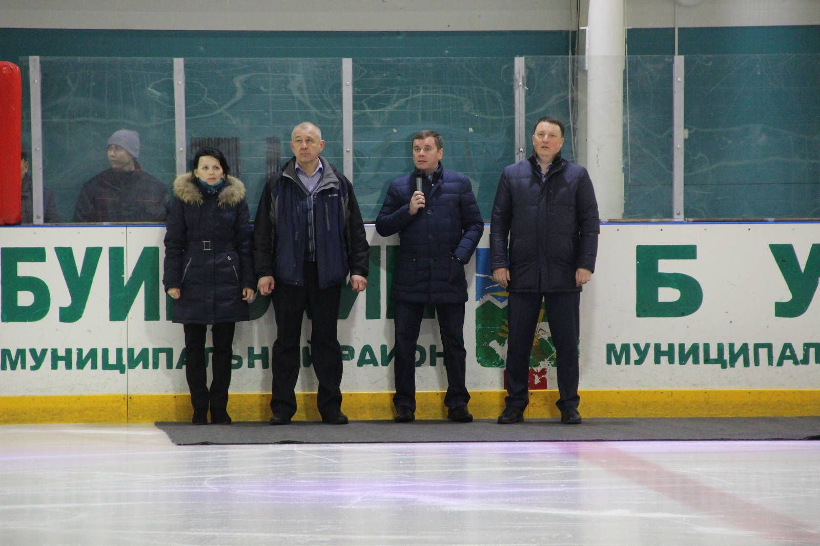 Наш земляк Марат Айзатуллин вручил хоккеистам Буинска именные клюшки (фоторепортаж)