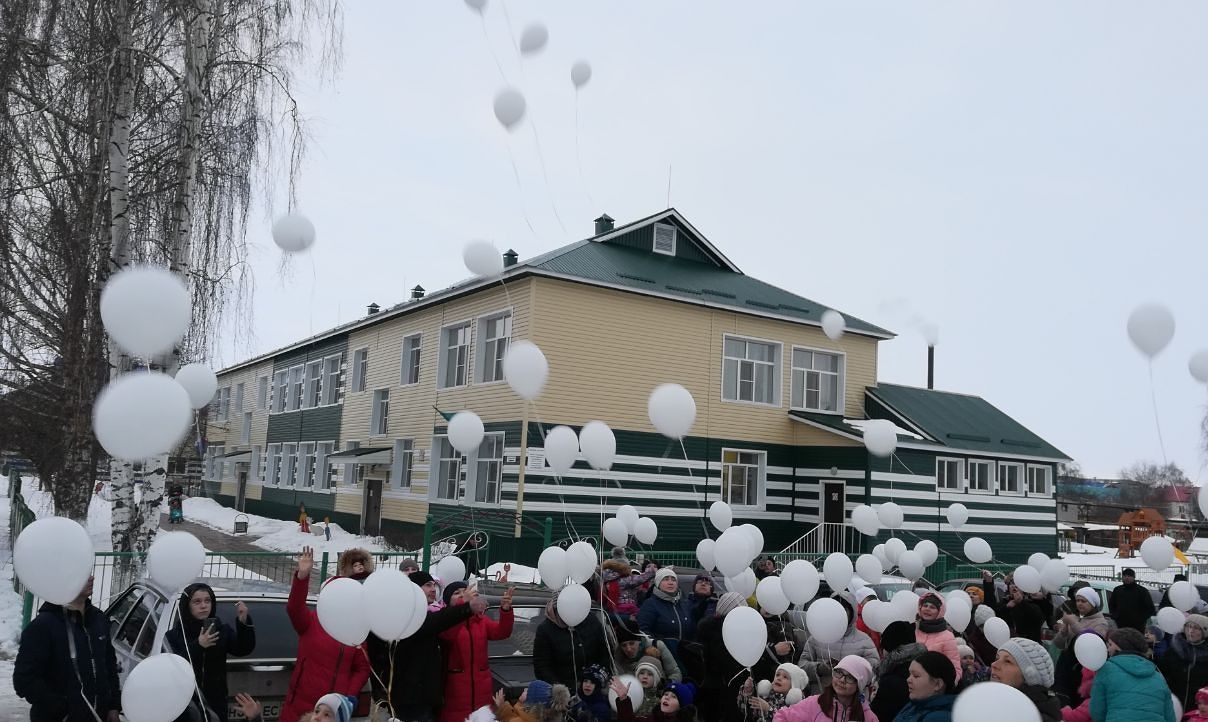 Над Буинском белые шары: Кемерово, мы с тобой!