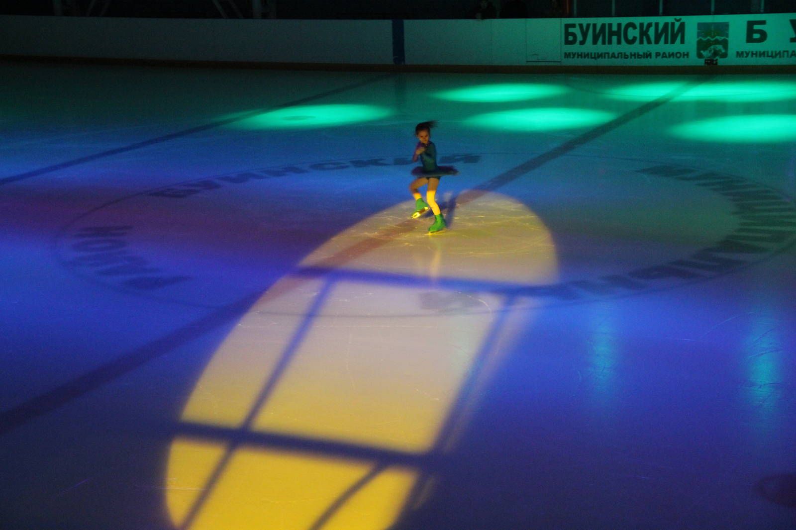 Наш земляк Марат Айзатуллин вручил хоккеистам Буинска именные клюшки (фоторепортаж)