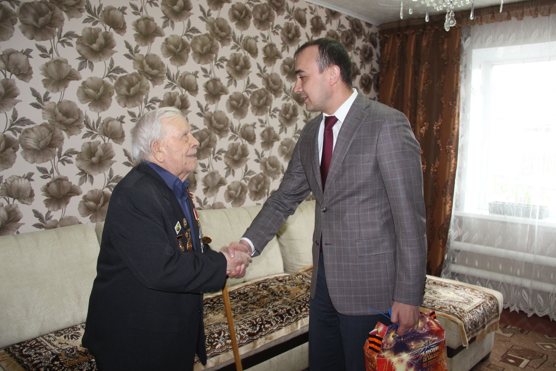 «Низкий Вам поклон!» - Ранис Камартдинов вручил подарки ветеранам войны (фоторепортаж)