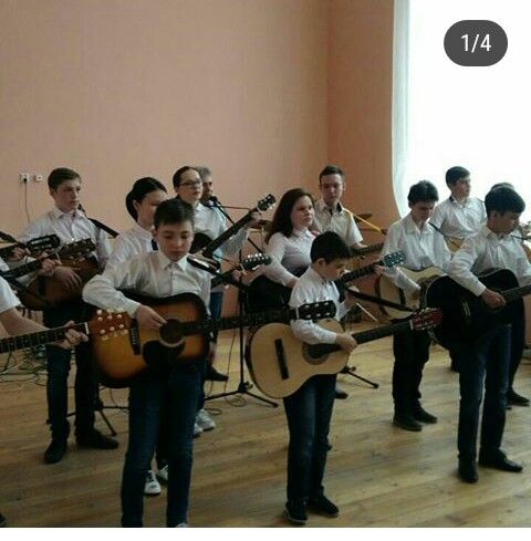 Сегодня в Буинска струны гитары перебирали и ученики, и студенты, и врач (фоторепортаж)