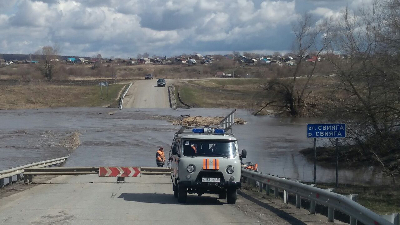 Мосты в деревнях Кият и Черки-Бибкеево Буинского района снова под водой
