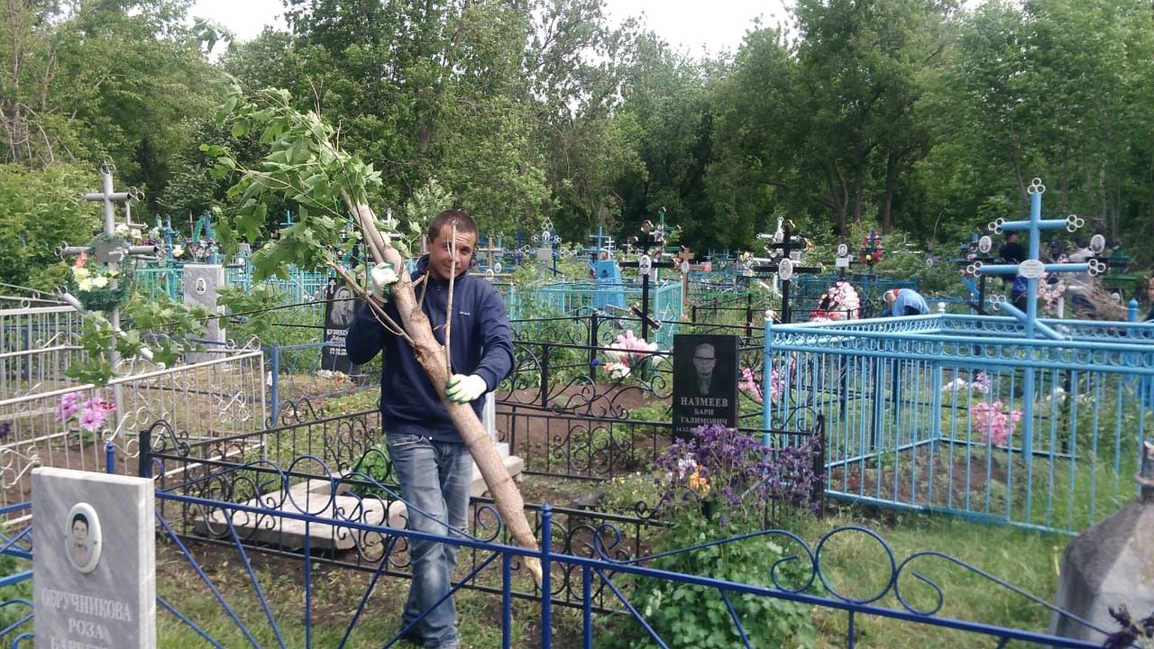 Сегодня рабочие организаций, предприятий Буинска почистили русское кладбище (фоторепортаж)