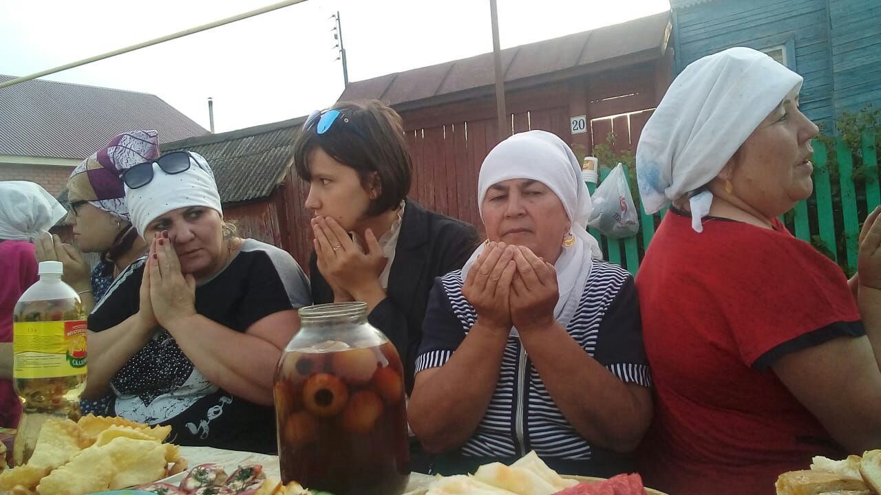 Жители средней улицы села Мещеряково собрались на праздник (фоторепораж)