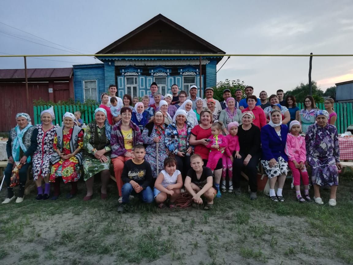Жители средней улицы села Мещеряково собрались на праздник (фоторепораж)