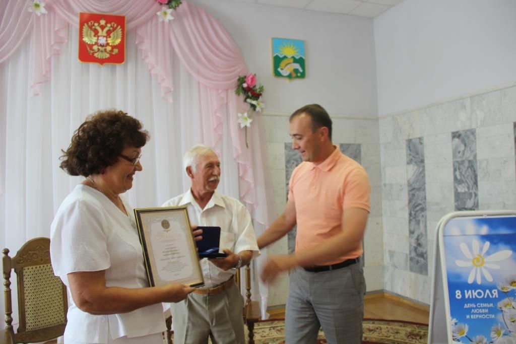 Семье Зудиных из Буинска вручили медаль (фоторепортаж)