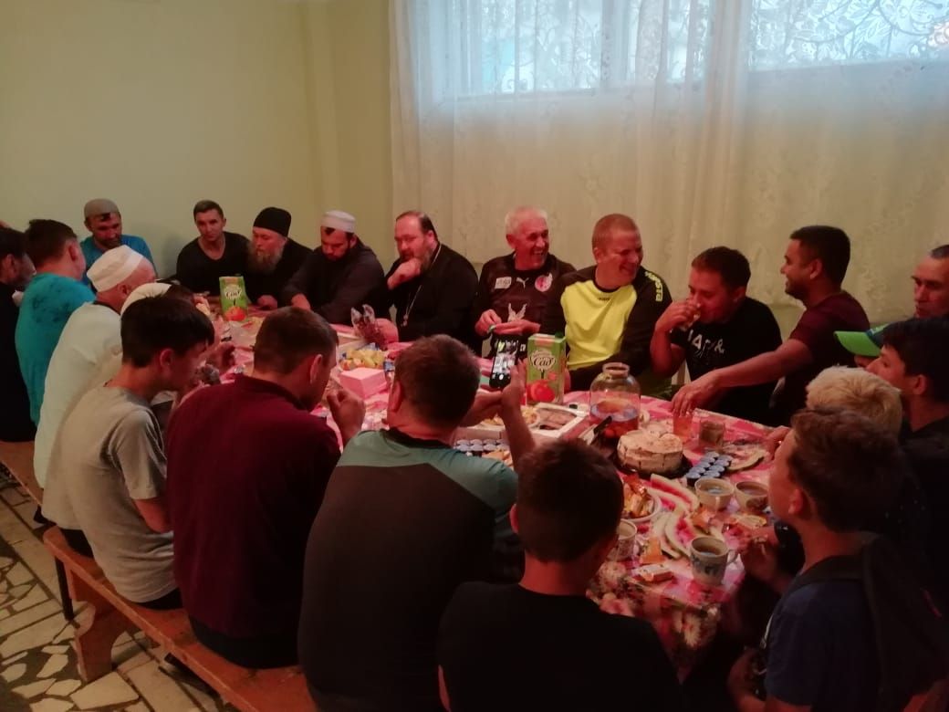В Буинске состоялся дружеский матч между представителями церкви и мухтасибата (фоторепортаж)