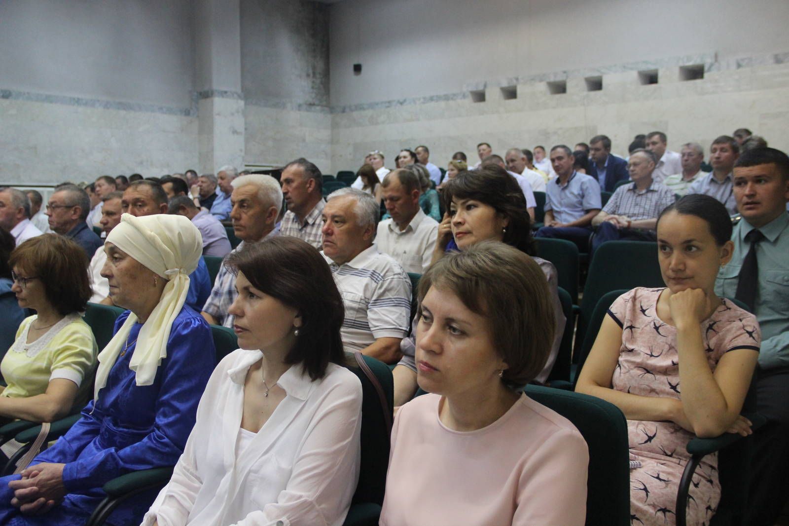 На утреннем совещании глава района Марат Зяббаров поздравил добившихся успехов буинцев