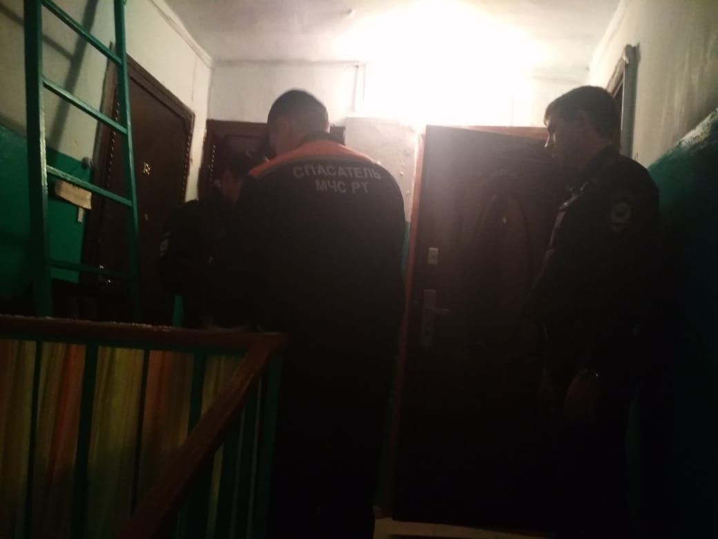 Буинские спасатели “отозвались” на крики о помощи из квартиры на улице Гагарина