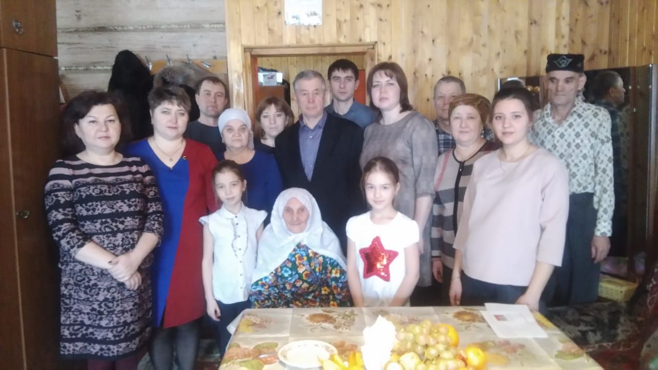 Руководство района поздравило с 90-летним юбилеем жительницу деревни Старый Студенец Юсупову Минасагдани Шарипзяновну