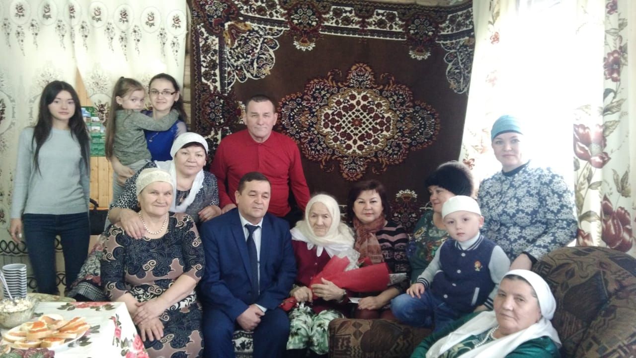 Руководство района поздравило с 90-летним юбилеем  Хайсарову Рабигу Туктаровну