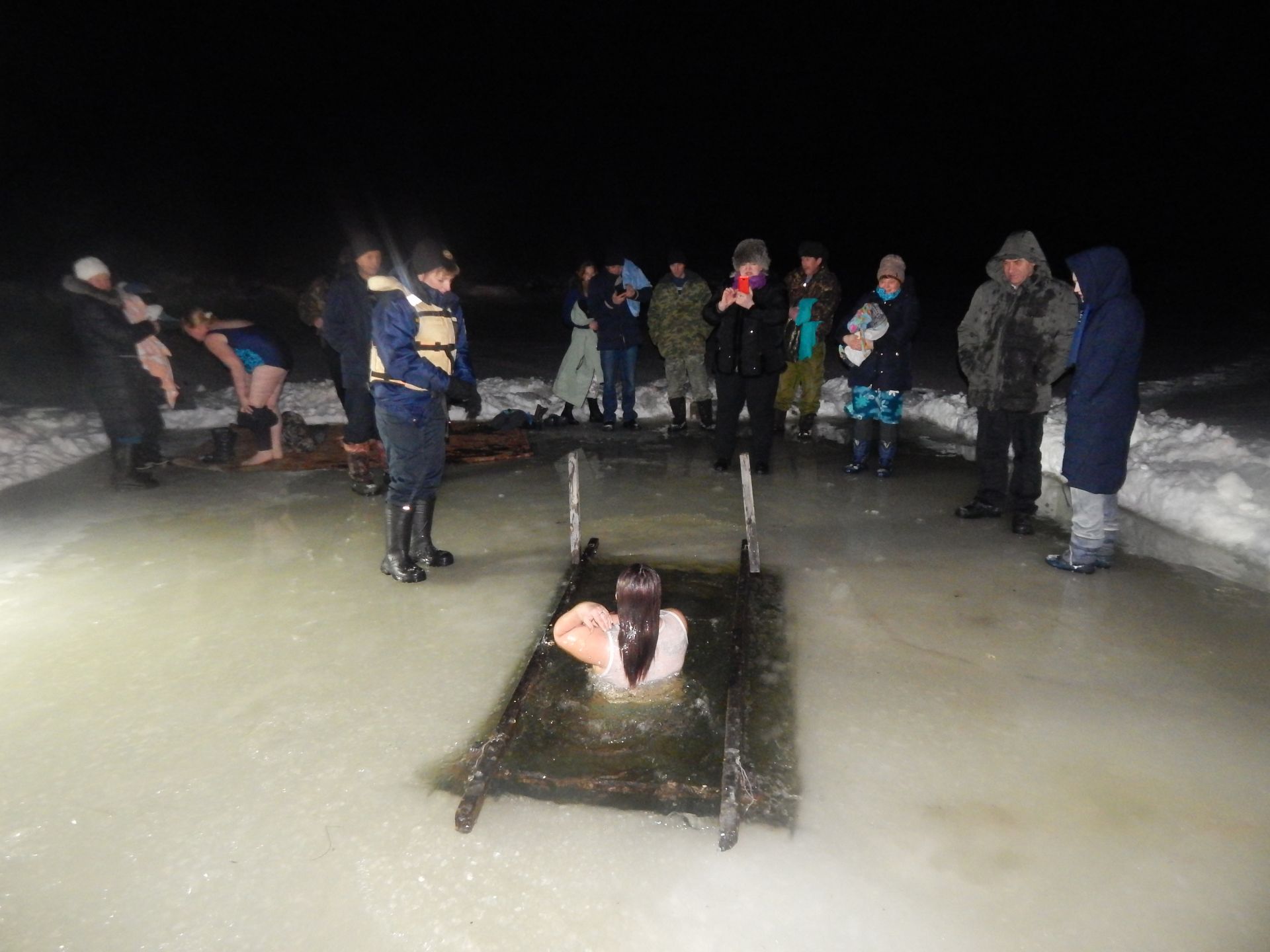 Сотни буинцев окунулись в прорубь в крещенскую ночь (+фото)
