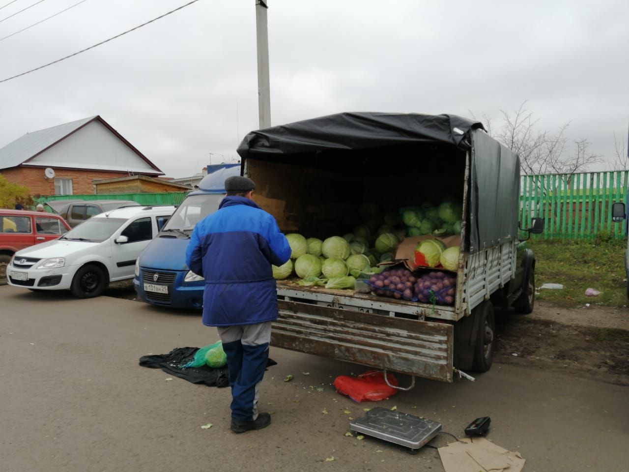 -Сегодня на Центральном рынке Буинска плоды осеннего урожая были щедрыми (+фото)