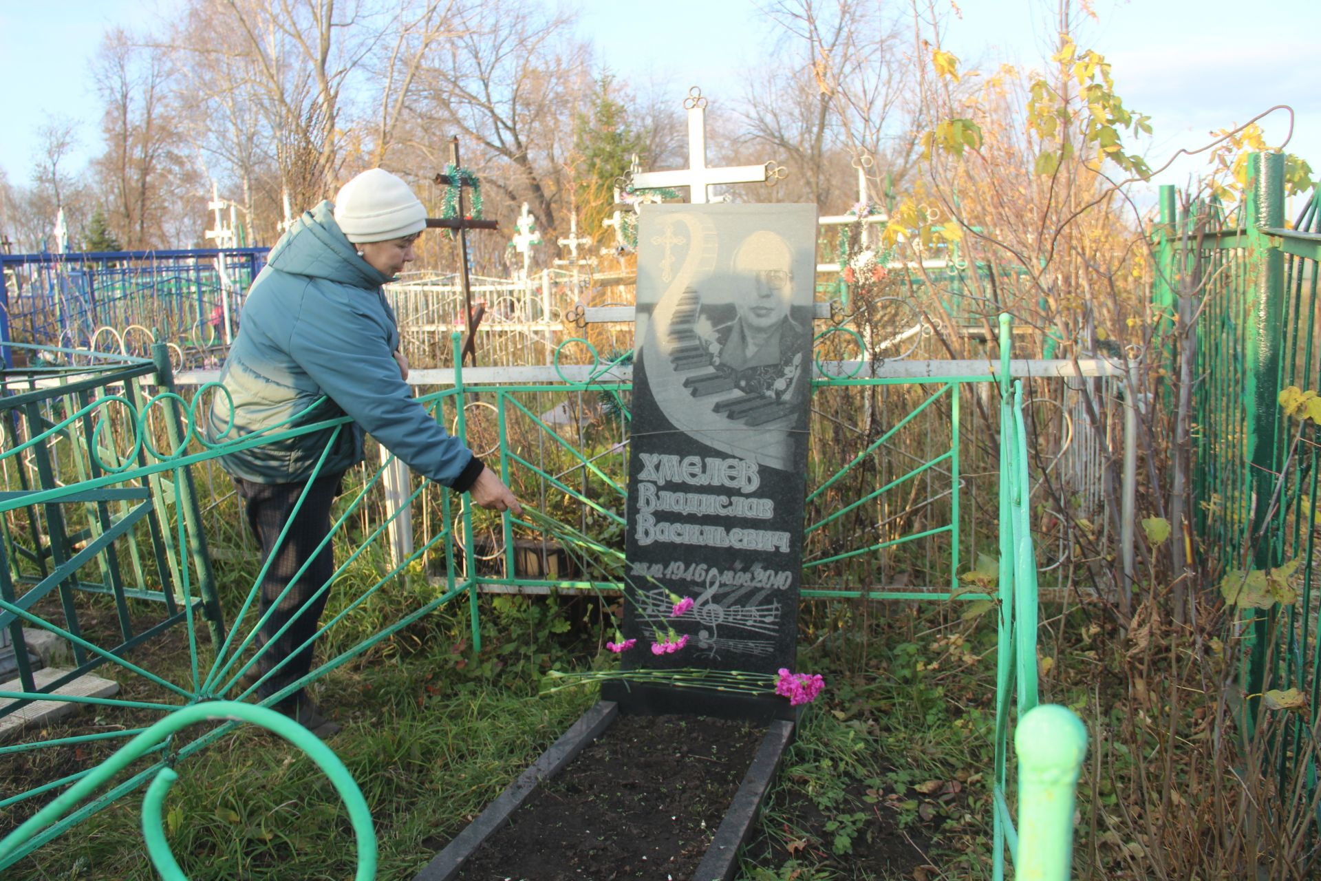 В Буинске возложили цветы на могилу Владислава Хмелева (фоторепортаж)&nbsp;
