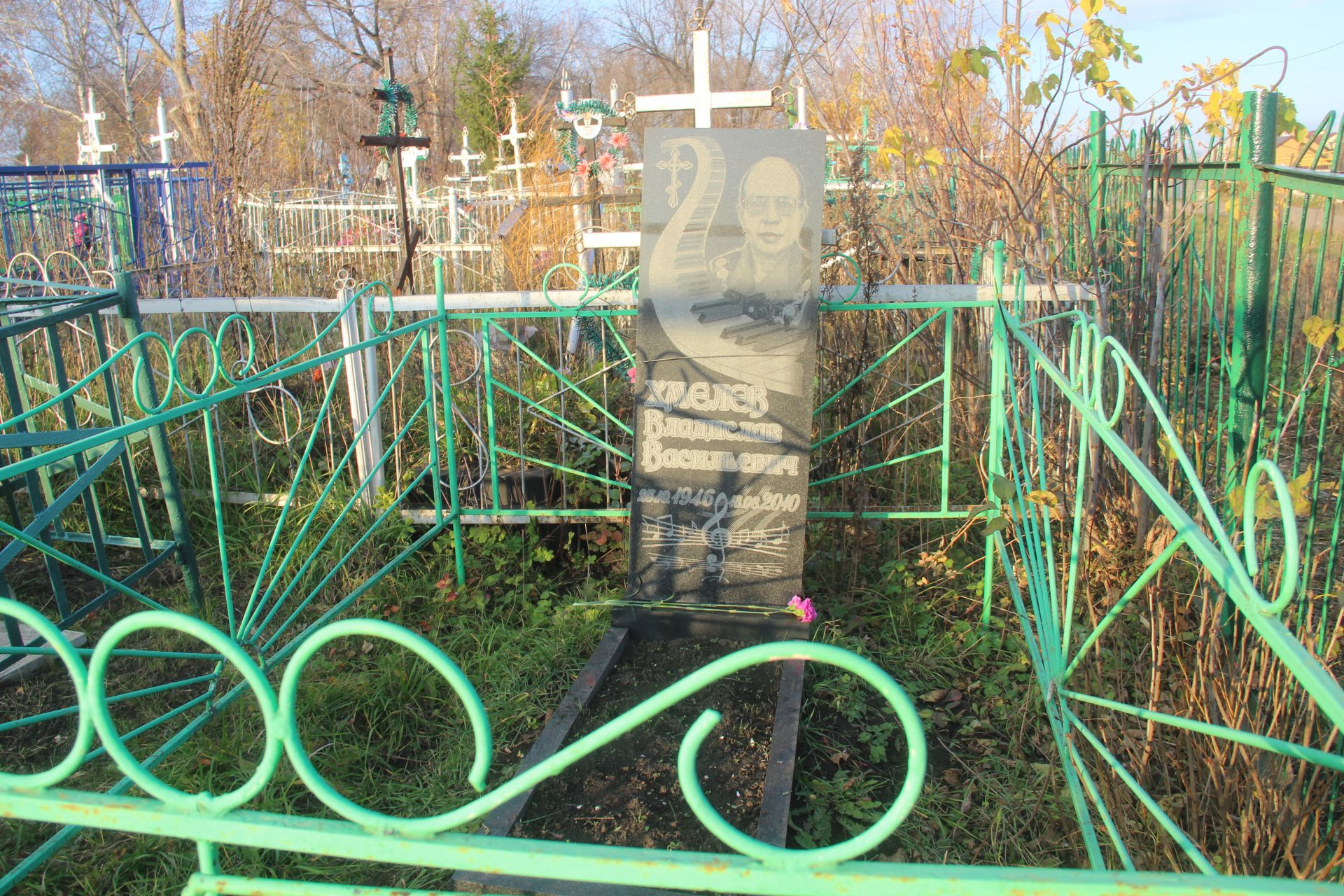 В Буинске возложили цветы на могилу Владислава Хмелева (фоторепортаж)&nbsp;