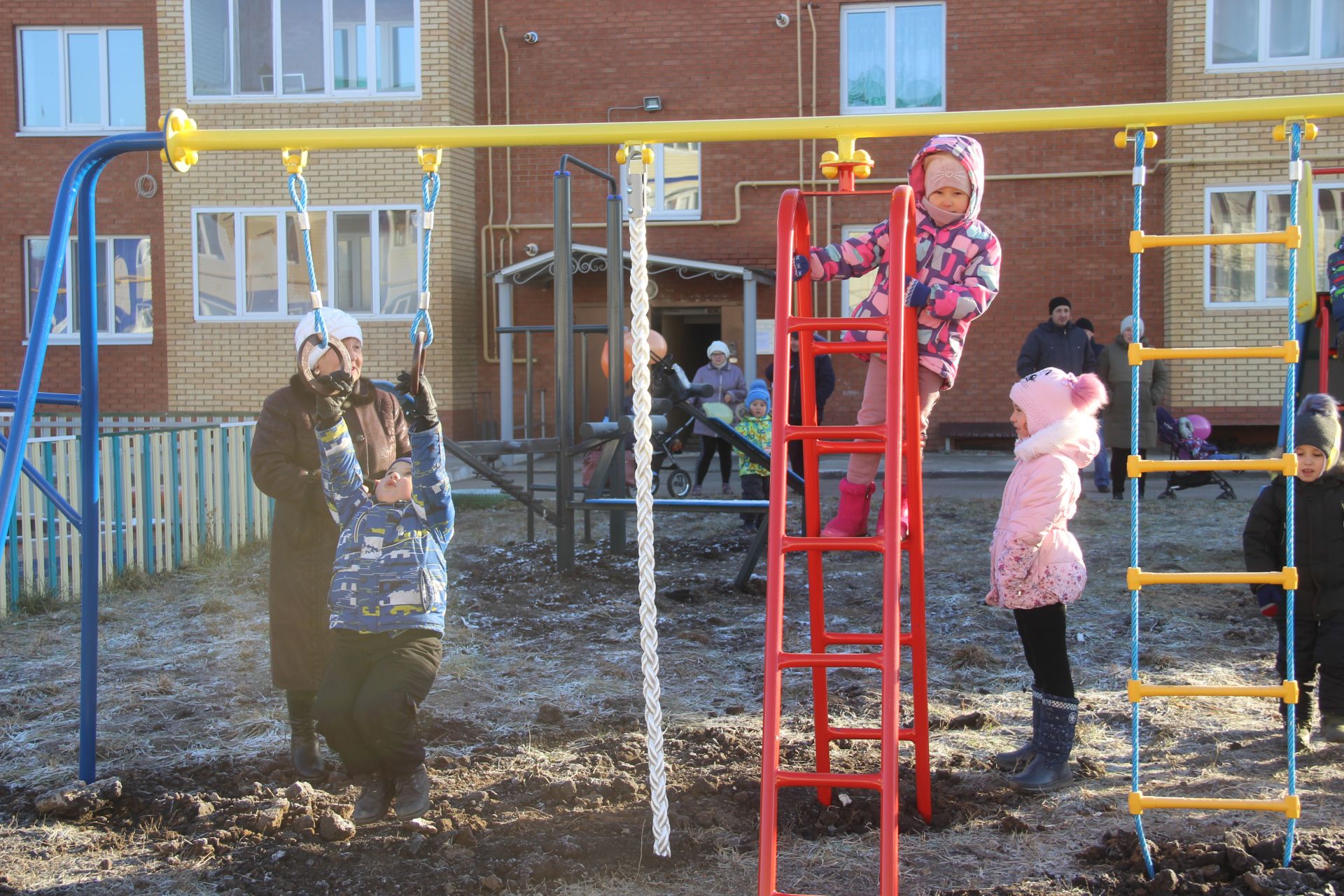 В Буинске во дворе многоквартирного дома на средства гранта оборудована детская площадка (фоторепортаж)