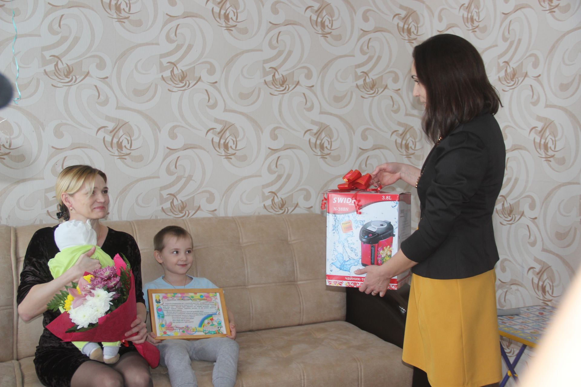 В Буинске вручили подарок открывшему год "парню" (+фото)