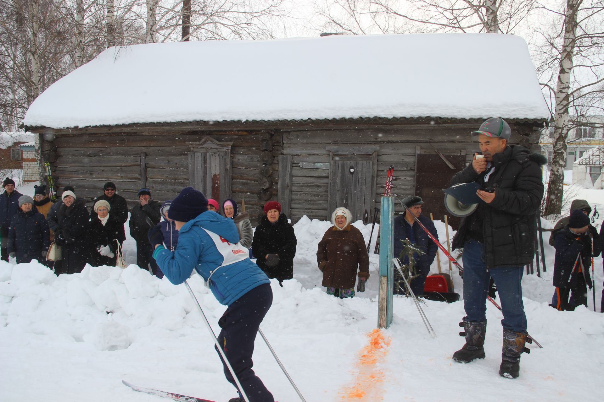 В Верхних Лащах соревновались в лыжных гонках и проводили зиму (фоторепортаж)