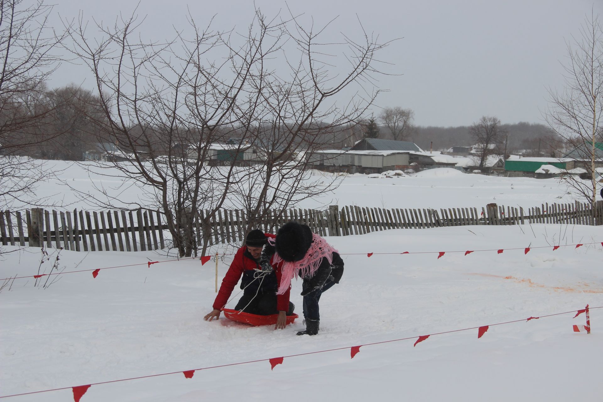 В Верхних Лащах соревновались в лыжных гонках и проводили зиму (фоторепортаж)
