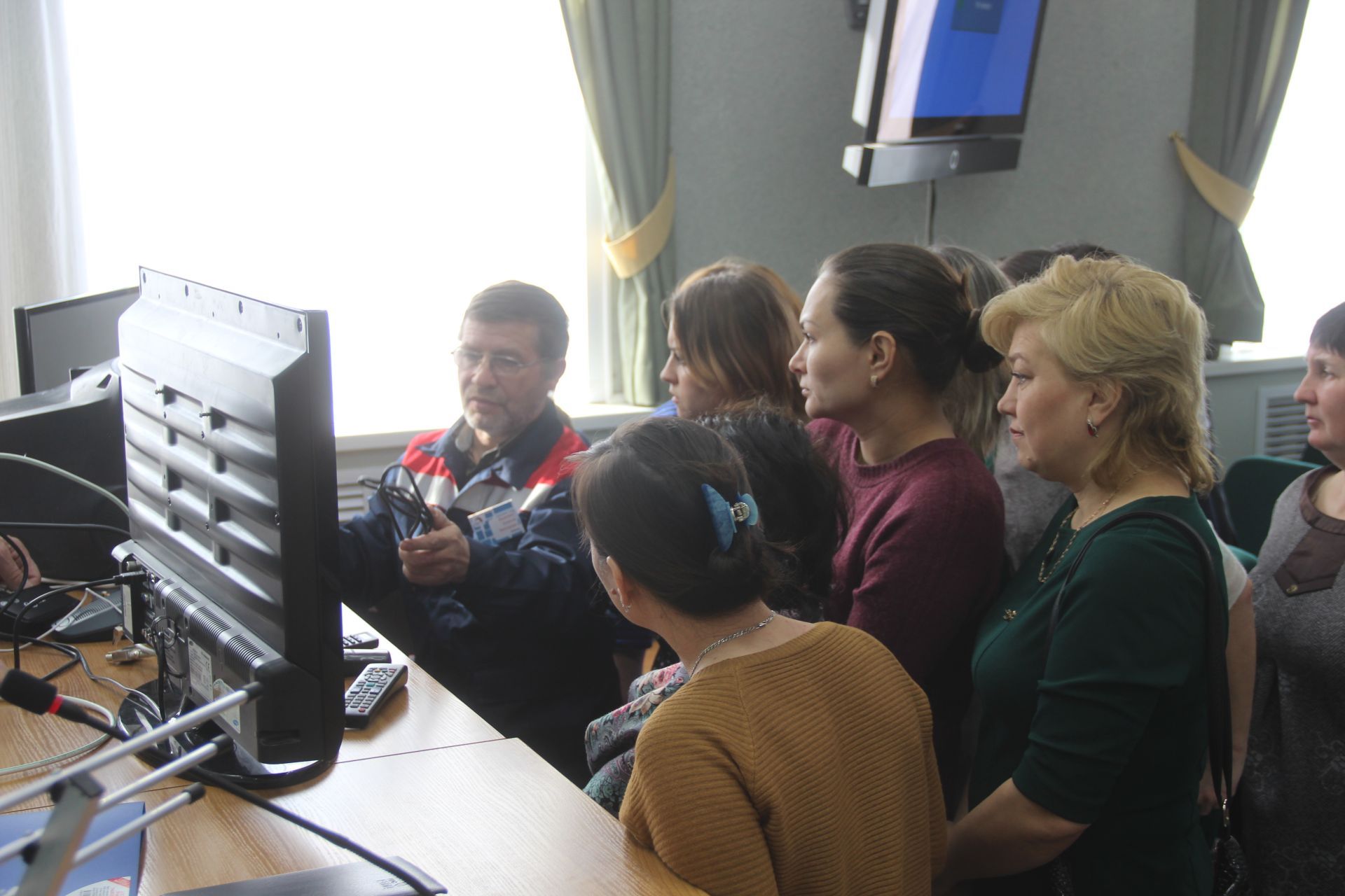 В Буинске пожилым людям в регулировании цифрового телевидения помогут волонтёры (фоторепортаж)