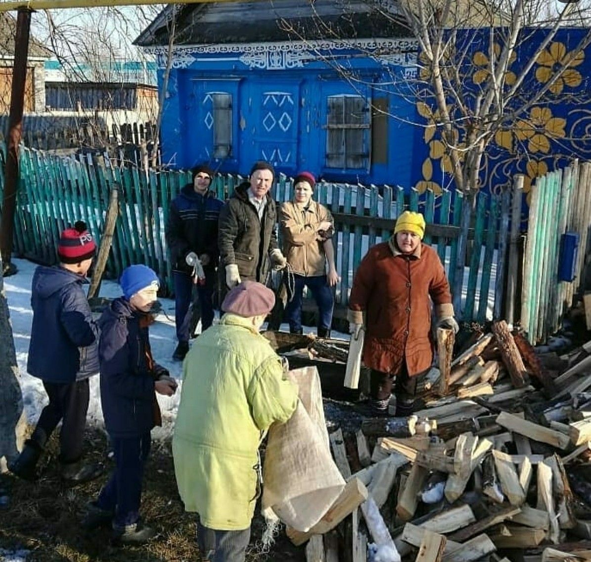 В деревне Нижний Наратбаш школьники помогают одиноким пенсионерам