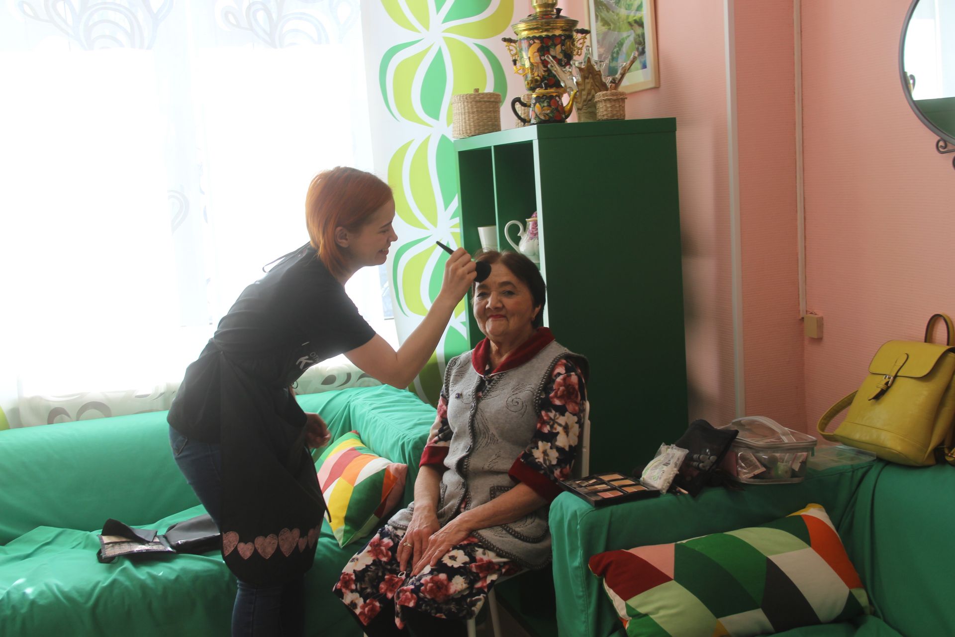 Сегодня в доме престарелых Буинска работали визажисты и парикмахеры: бабушки с макияжем и новыми прическами (фоторепортаж)