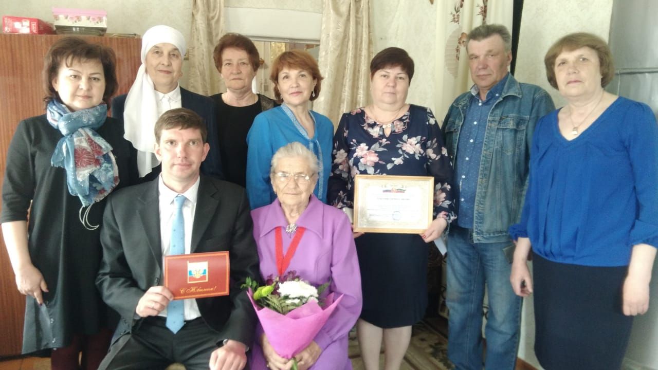 Сегодня поздравили с 90-летним юбилеем жительницу Раису Степановну Курнякову (+фото)
