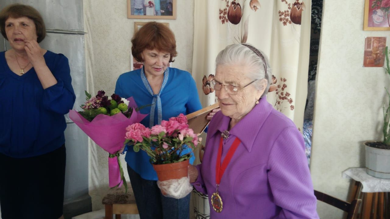 Сегодня поздравили с 90-летним юбилеем жительницу Раису Степановну Курнякову (+фото)