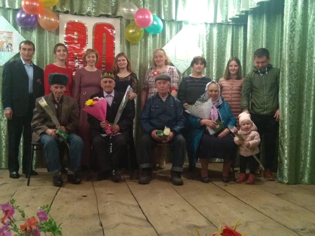 В деревне Верхние Лощи чествовали 80-летних юбиляров (+фото)