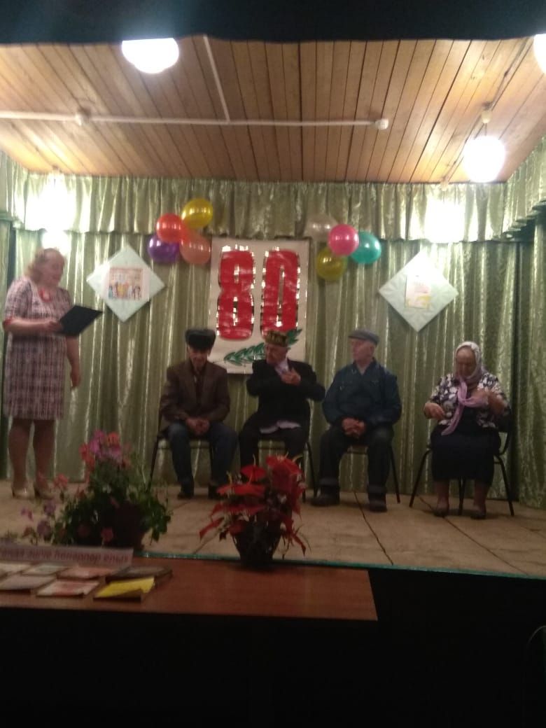 В деревне Верхние Лощи чествовали 80-летних юбиляров (+фото)