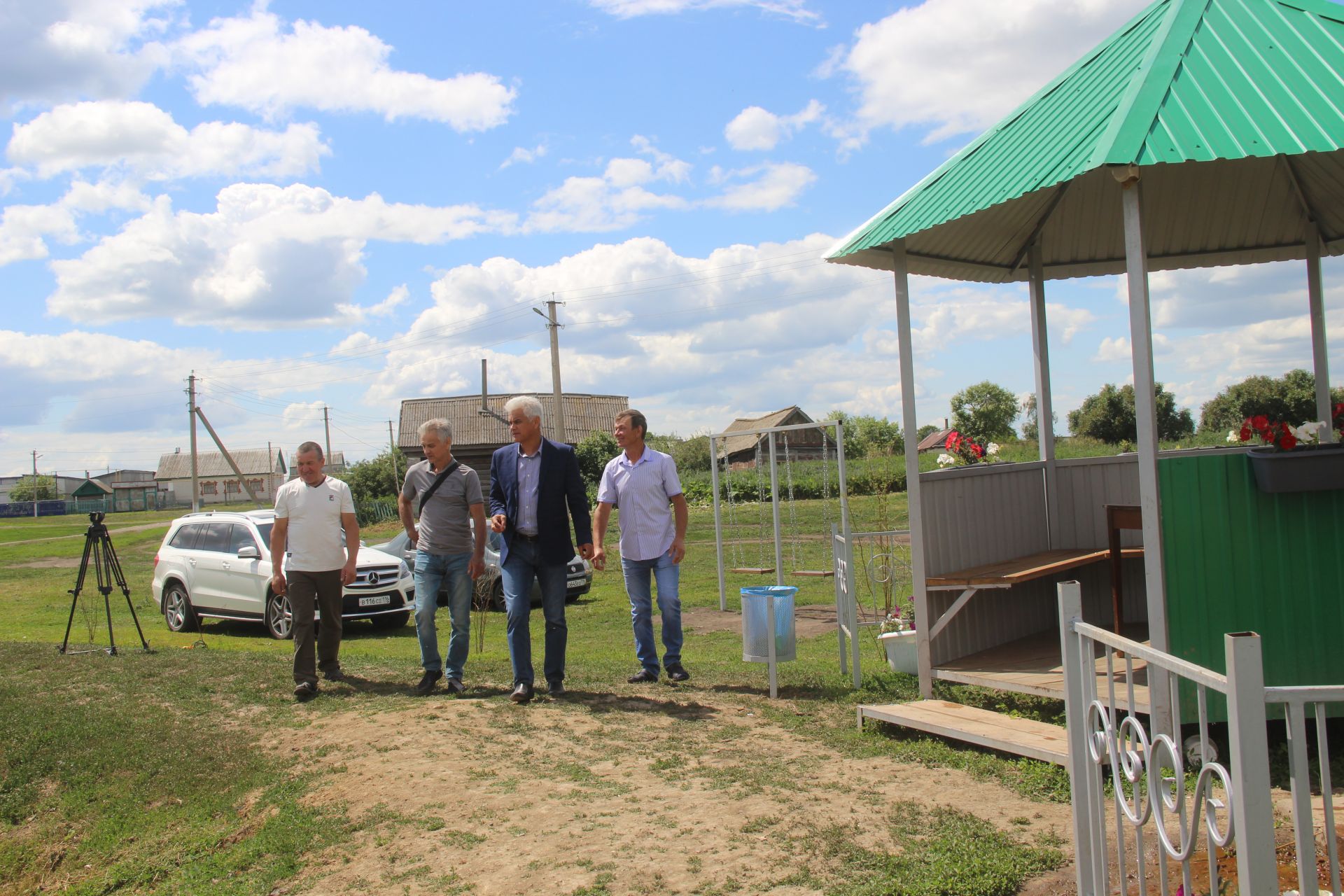 В деревне Алькеево Буинского района установили медный самовар-родник (фоторепортаж)